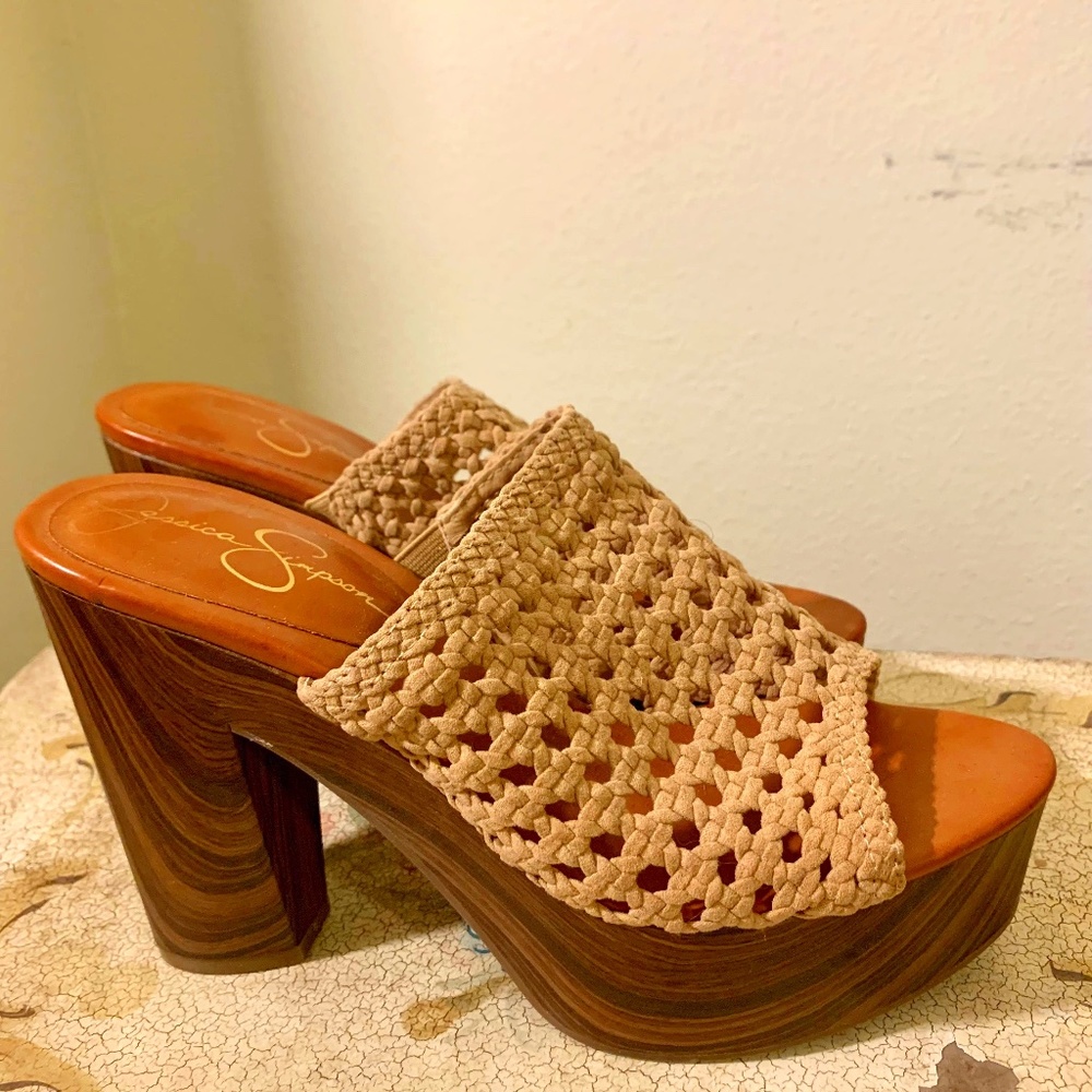 Jessica Simpson - neutral platform slide - size 7